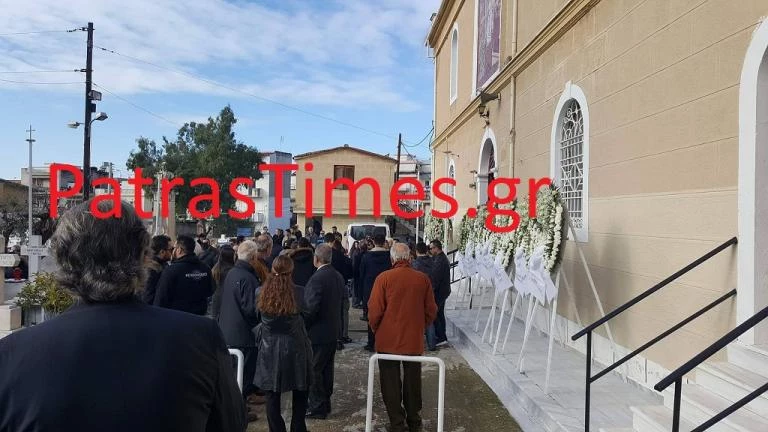 Πάτρα: Σπαραγμός στην κηδεία του Αλκίνοου Βαρσάκη – Ράγισαν καρδιές οι γονείς του αδικοχαμένου παιδιού (εικόνες, βίντεο)